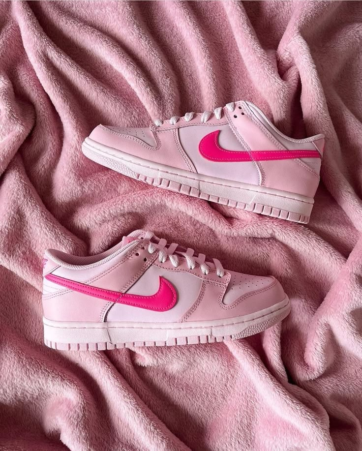 Nike Dunk Low Triple Pink